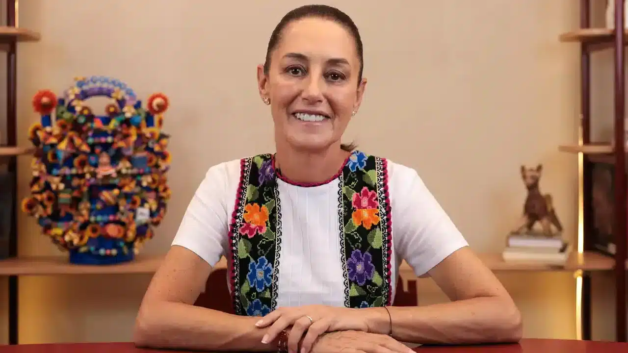 Claudia Sheinbaum, Presidenta Claudia Sheinbaum smiling at the camera