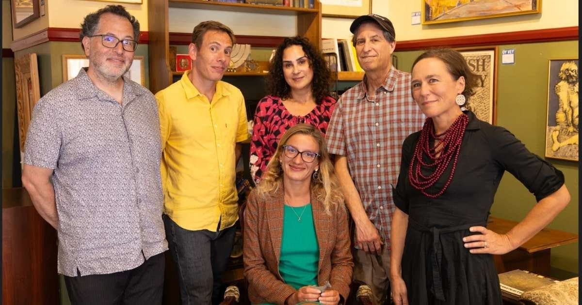 Yiddish-Group-Picture Yiddishland Group Picture with Jana and other members.